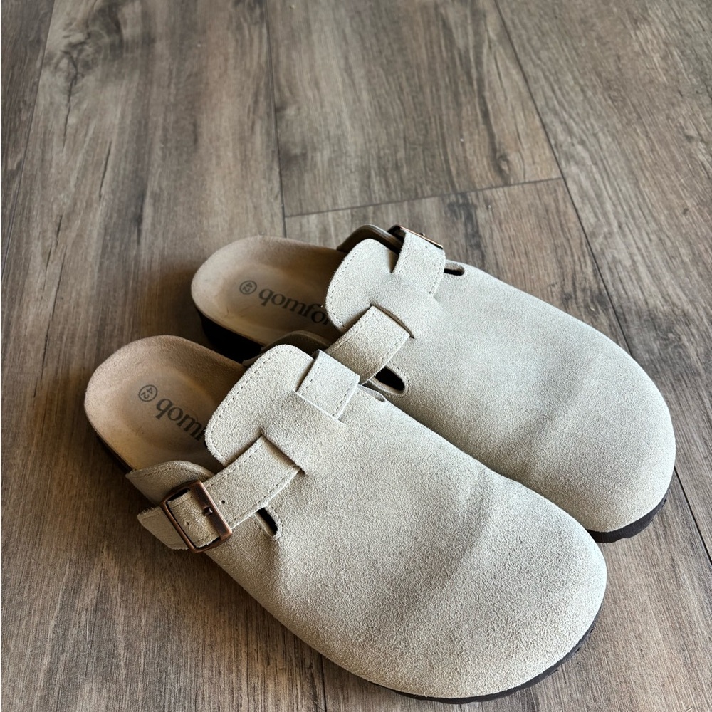 Qomfort Suede Slip-On Clogs
